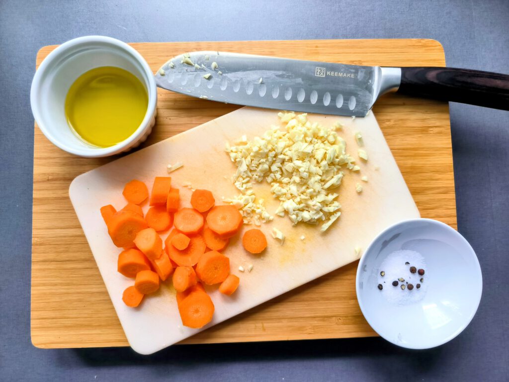 Karotten in Scheiben, Knoblauch hacken